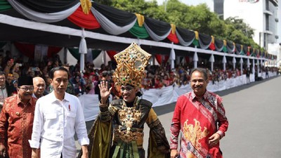Foto: 7 Gaya Jokowi Kembali Tampil Kekinian Pakai Sneakers Putih