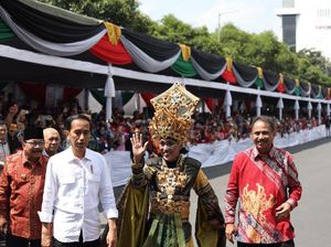 Foto: 7 Gaya Jokowi Kembali Tampil Kekinian Pakai Sneakers Putih