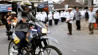 Susi mengendarai motor trail warna abu-abu milik kepolisian. (Susi Pudjiastuti/Instagram).