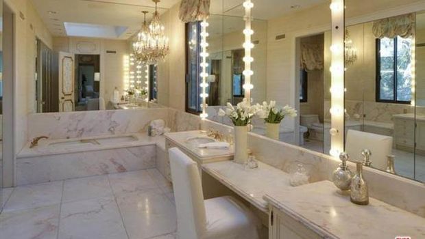 Foto: Bertamu ke Rumah Baru Adam Levine Seharga Rp 240 Miliar