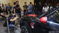 Kamera foto pun selalau mengarah ke Mini Cooper.