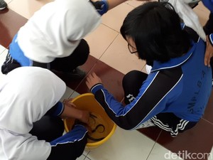 Penyandang Tuna Netra Ini Semangat Ikut Lomba Tangkap Belut