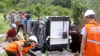 Butuh waktu 45 menit perjalanan laut dari dermaga terdekat, Tanjung Pura. Sebelumnya meterial diangkut selama 120 menit melalui darat dengan medan yang cukup terjal menuju dermaga. (PLN).