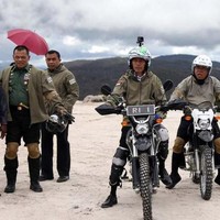 Pilihan busana Jokowi lagi-lagi menjadi perbincangan saat naik motor trail di Papua, Mei 2017. Kali ini adalah jaket TAD hijau yang dipakai Jokowi saat menginspeksi pembangunan jalan trans Papua dengan motor trail. Foto: Ist.