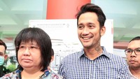 Tora ditemani pengacaranya, Lydia Wongso. Belum ada kutipan resmi, tapi diyakini Tora telah dibebaskan dengan jaminan penangguhan penahanan. Foto: Ismail