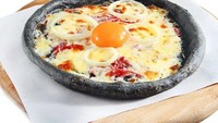 Restoran Bobba House di Cengkareng punya charcoal pizza yang serba hitam. Pilihan rasanya ada salmon, BBQ Chicken dan keju. Foto: dok.detikFood/Istimewa