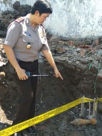 Kapolsek Simokerto menunjukkan mortir yang ditemukan