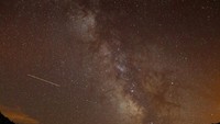 Potret menakjubkan saat bimasakti terlihat di tengah hujan meteor di Spanyol (REUTERS/Paul Hanna)