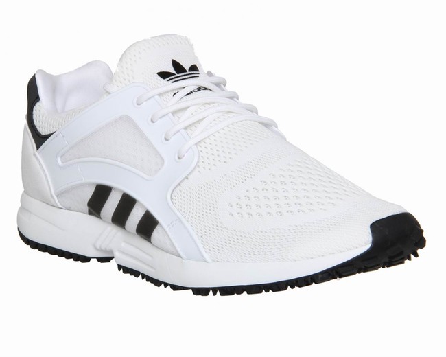 Adidas punya sejarah kelam sebelum menjadi brand sepatu paling populer seperti sekarang. Bermula dari sepasang kakak-adik yang membuat boots untuk tentara di Perang Dunia II. Namun salah satunya, Adolf Adi Dassler merasa kurang puas dan membuat saudaranya menjadi tahanan, sehingga dia bisa menguasai perusahaan sendirian di bawah nama yang diambil dari akronim namanya sendiri, Adidas. Foto: Dok. Adidas