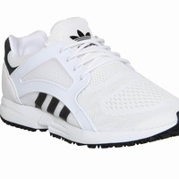 Adidas punya sejarah kelam sebelum menjadi brand sepatu paling populer seperti sekarang. Bermula dari sepasang kakak-adik yang membuat boots untuk tentara di Perang Dunia II. Namun salah satunya, Adolf Adi Dassler merasa kurang puas dan membuat saudaranya menjadi tahanan, sehingga dia bisa menguasai perusahaan sendirian di bawah nama yang diambil dari akronim namanya sendiri, Adidas. Foto: Dok. Adidas