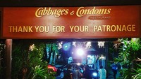 Adalah Cabbages and Condoms, sebuah restoran yang memiliki tema nyeleneh di Bangkok. Temanya alat kontrasepsi atau kondom! (Instagram/okixx81)