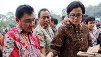 Menteri Keuangan Sri Mulyani (kiri) didampingi oleh Direktur Utama PT Bahana Artha Ventura (BAV) Supomo (kanan) dan Managing Director Koperasi Mitra Dhuafa (KOMIDA) Slamet Riyadi (tengah) melihat berbagai contoh produk hasil usaha mikro di Desa Pasir Angin, Megamendung, Bogor. Dok. Kemenkeu.