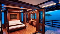 Sekali keliling kepulauan biasanya menghabiskan waktu 7 hingga 10 hari. Dalam 1 kapal yang cukup besar seperti dari Dunia Baru, operator yacht Indonesia, dapat menampung hingga 14 traveler dalam 7 kabin terpisah (CNN)