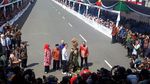 Foto: Perjuangan Menyentuh Tangan Jokowi