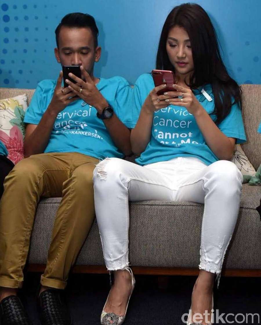 Saat Gaya Duduk Sarwendah Lebih 'Laki' dari Ruben Onsu ...