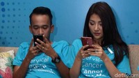 Nah ini nih, ketika keduanya asyik bermain ponsel merek masing-masing, gaya duduk mereka lucu. Sarwendah tampak lebih laki dari sang suami. Foto: Noel