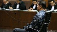 Andi didakwa mengarahkan perusahaan tertentu agar menjadi pemenang lelang di proyek e-KTP senilai Rp 5,9 triliun. Untuk memuluskan niatnya, Andi didakwa memperkaya sejumlah pihak. 