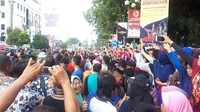 Beginilah keramaian warga Jember yang berjuang menyentuh tangan Presiden Jokowi (Afif  Farhan/detikTravel)