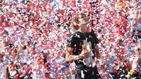 Alexander Zverev meraih trofi Rogers Cup 2017. Jean-Yves Ahern/USA Today/Reuters.