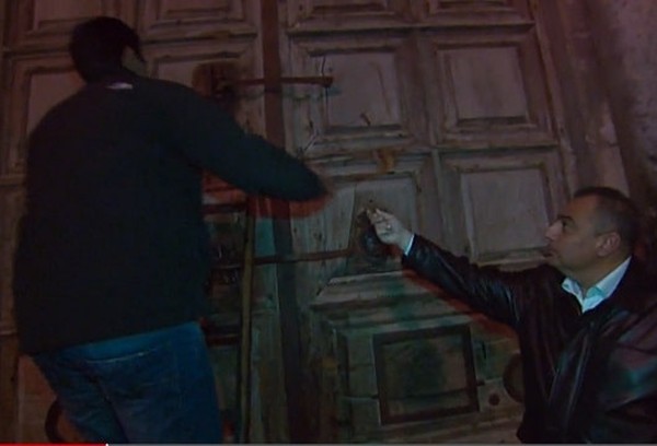 Keluarga Joudeh dipercaya sebagai pemegang kunci. Sedangkan keluarga Nuseibeh menjadi pembuka dan penutup pintu gereja saat pagi dan malam hari. Selama ratusan tahun hingga kini, kedua keluarga muslim itu menjaga Gereja Makam Yesus untuk umat Nasrani (CNN) Keluarga Joudeh dipercaya sebagai pemegang kunci. Sedangkan keluarga Nuseibeh menjadi pembuka dan penutup pintu gereja saat pagi dan malam hari. Selama ratusan tahun hingga kini, kedua keluarga muslim itu menjaga Gereja Makam Yesus untuk umat Nasrani (CNN)