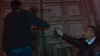Keluarga Joudeh dipercaya sebagai pemegang kunci. Sedangkan keluarga Nuseibeh menjadi pembuka dan penutup pintu gereja saat pagi dan malam hari. Selama ratusan tahun hingga kini, kedua keluarga muslim itu menjaga Gereja Makam Yesus untuk umat Nasrani (CNN)