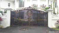 Pagar tinggi berdiri di depan rumah mewah itu. Pagarnya terkuci (Foto: Farhan/detikcom)