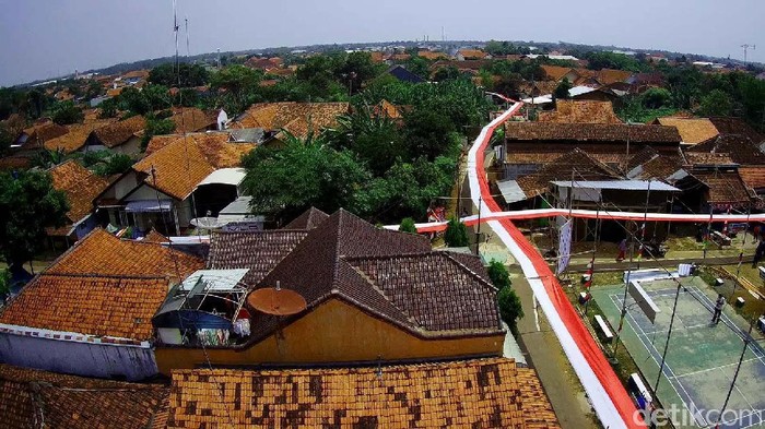 Bendera Merah Putih 1.000 Meter Mengelilingi Kampung di Pekalongan