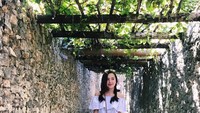 Beby Tsabina berjalan di bawah pepohonan merambat menyerupai terowongan. Foto: dok Instagram