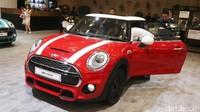 Tidak sedikit pengunjung yang melihat interior Mini.