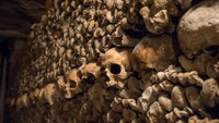 Konon, dulu katanya tidak ada lagi lahan pemakaman di Kota Paris. Salah satu lahan makam pun runtuh dan menimpa terowongan. Tulang-belulang pemakaman tersebut dikumpulkan di dalam terowongan (Thinkstock)