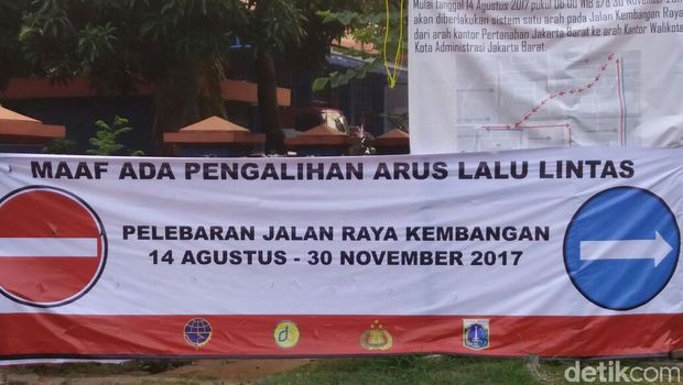 Spanduk berisi info uji coba pengalihan arus di sekitar kantor Wali Kota Jakbar