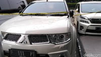 Keenam mobil itu berjejer dan diberi garis polisi di halaman Bareskrim Polri, Jakarta Pusat. Jejeran 6 mobil itu dimulai dari VW, Pajero, Vellfire, Sirion, Avanza, dan Innova.