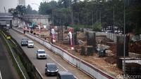 Biaya pembangunan pra sarana LRT Jabodebek tahap pertama mencapai 21,7 triliun ditambah sarana Rp 5 triliun sehingga total pendanaan LRT Jabodebek adalah Rp 26,7 triliun.