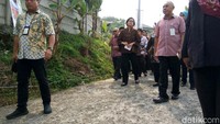 Sri Mulyani datang dengan didampingi Wakil Menteri Keuangan Mardiasmo, Sekjen Kemenkeu Mardiasmo, Dirjen Perbendaharaan Marwanto Wirjowayono, Ketua Dewan Komisioner OJK Wimboh Santoso, Bupati Kabupaten Bogor Nurhayanti, dan beberapa pejabat lainnya.