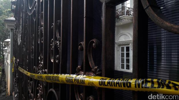 Tampak Sepi, Rumah Mewah Bos First Travel Dipasangi Garis Polisi
