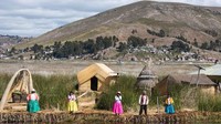 Foto: Menjelang pagi kereta akan sampai di pantai Danau Titicaca. Terdapat pulau yang mengapung di tengah danau! Pulau ini merupakan rumah bagi ribuan orang yang tinggal di serangkaian rumah panggung yang terhubung oleh totora, sejenis rumput gajah (Matt Crossick/Belmond/CNN)