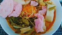 Di Sumatra Barat orang mengenal lontong sayur sebagai Katupe Sayur. Ketupat diberi gulai paku atau cubadak dengan lauk rendang daging. Kerupuk kanji berwarna merah muda jadi ciri khasnya. Foto: dok.detikFood/Istimewa