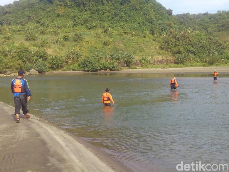 Perahu Terbalik Dihantam Ombak Satu Nelayan Blitar Hilang