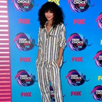 Piama sequin bermotif garis karya Ashis jadi pilihan Zendaya di Teen Choice Awards 2017. Setelan tersebut sebetulnya merupakan bagian dari koleksi busana pria musim gugur 2017. Foto: Getty Images