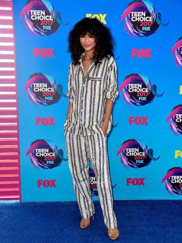 Zendaya dalam balutan piama di Teen Choice Awards 2017.