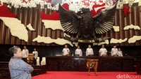 Dalam foto terlihat dekorasi serba merah putih sudah menghiasi ruangan.