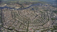 Yang pertama adalah kota Amsterdam, Belanda. Ya, Amsterdam sukses membangun tanggul untuk melindungi kawasannya dari gelombang laut dan sistem drainase berupa kanal untuk mencegah banjir. Dalam gambar terlihat pola yang unik. Tercacat, Amsterdam memiliki 165 kanal dengan panjang 100 km serta 90 pulau kecil dan 1500 jembatan. Istimewa/Instagram.