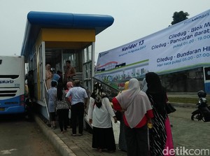 Penasaran Naik TransJ Koridor 13, Ibu-ibu Serbu Halte Puri Beta