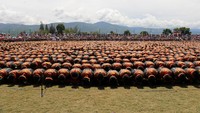 Peserta yang semuanya laki-laki lintas usia ini duduk berdasarkan kecamatan masing-masing. Areal lapangan terisi penuh (Agus/detikTravel)