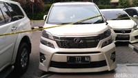 Mobil yang disita terdiri dari berbagai model. Dari Vellfire, VW Caravelle hingga Toyota Avanza. Pelat nomornya bagus-bagus.