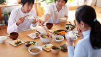 Makan terlalu cepat menurut penelitian dari University of Rhode Island berpengaruh dari berat badan seseorang. Orang yang makan dengan perlahan cenderung lebih langsing 1/3 kali dibandingkan dengan yang makan dengan kalap. (Foto: iStock)