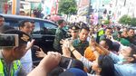Foto: Perjuangan Menyentuh Tangan Jokowi