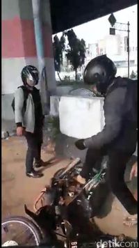 Tak Terima Ditilang, Pengendara Ini Malah Rusak Motornya Sendiri