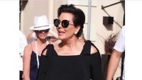 Kris Jenner cukup terbuka tentang pekerjaan yang telah dia lakukan, termasuk pengecilan dadanya. Pada tahun 2016, ia mengaku kepada Hollywood Life implannya telah diambil dan diganti dengan yang lebih kecil. Foto: Instagram @krisjenner.