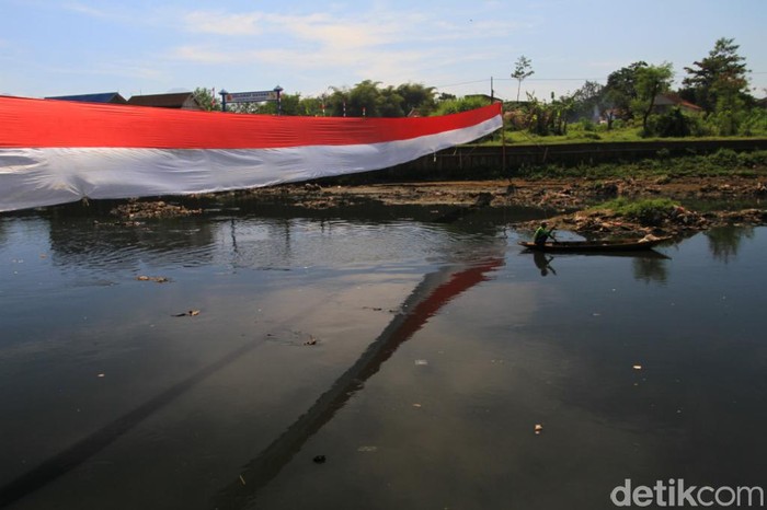 Warga Bentangkan Bendera Merah-Putih 50 Meter di Sungai Citarum